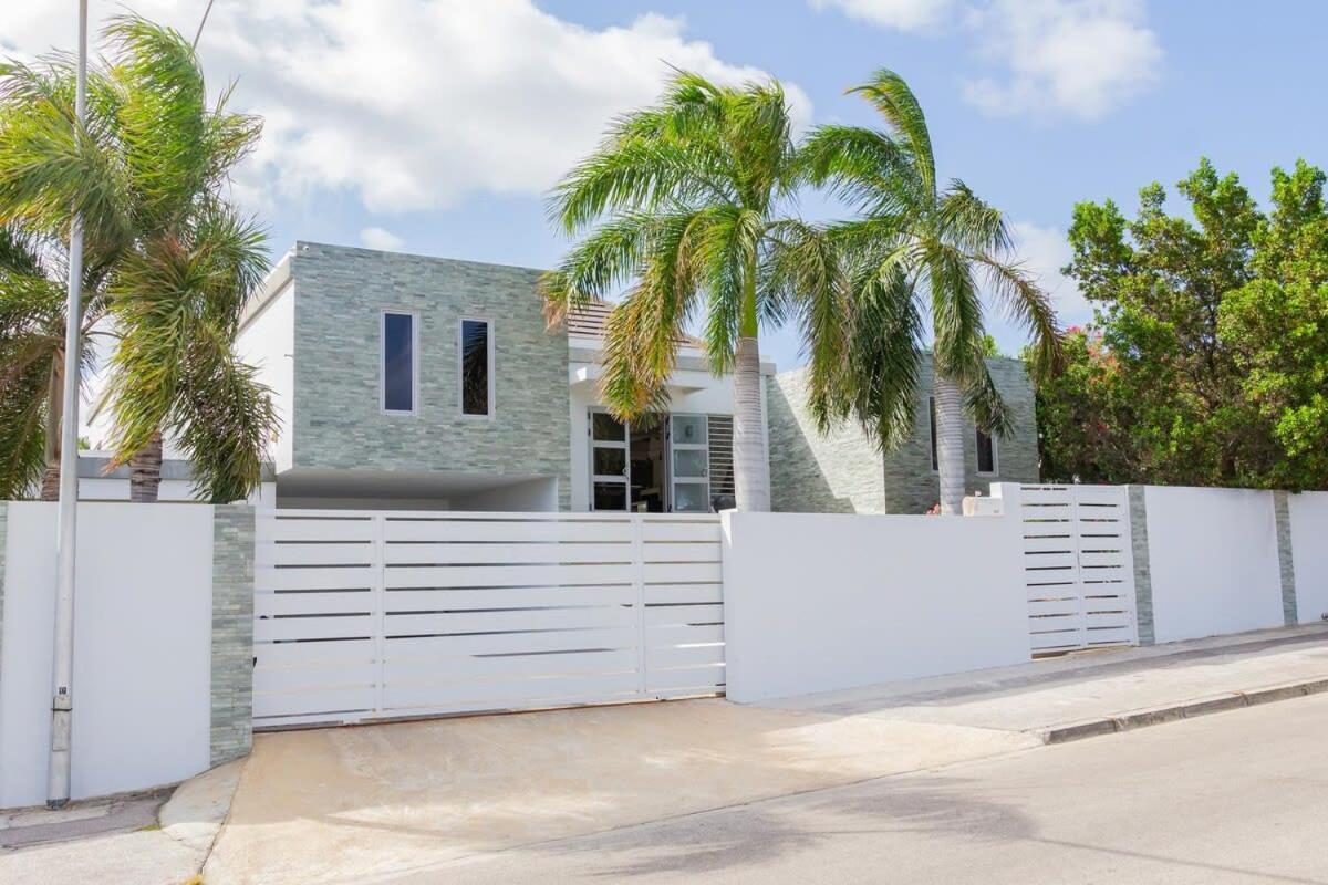 Stylish 4 Bedroom Modern Villa Design, Walking Distance From The Beach Jan Thiel Екстер'єр фото