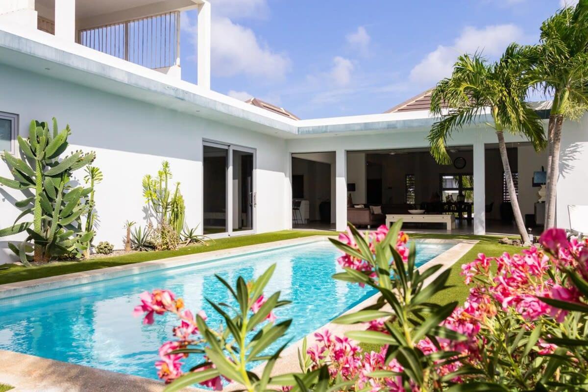 Stylish 4 Bedroom Modern Villa Design, Walking Distance From The Beach Jan Thiel Екстер'єр фото